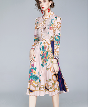 画像をギャラリービューアに読み込む, 【小清水亜美様 ご着用】クロスタイチェーン花柄プリーツワンピース