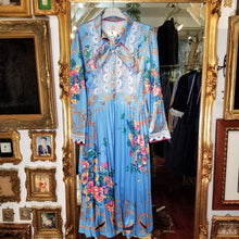 画像をギャラリービューアに読み込む, 【小清水亜美様 ご着用】クロスタイチェーン花柄プリーツワンピース