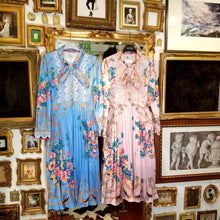 画像をギャラリービューアに読み込む, 【小清水亜美様 ご着用】クロスタイチェーン花柄プリーツワンピース